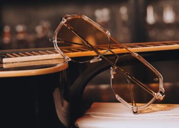 V Blvq Signature Tee model