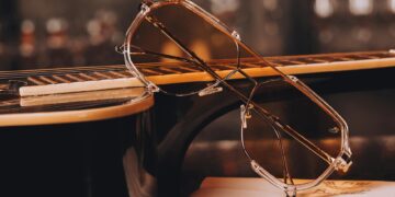 V Blvq Signature Tee model