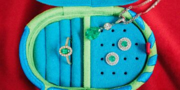 emerald green t-shirt model