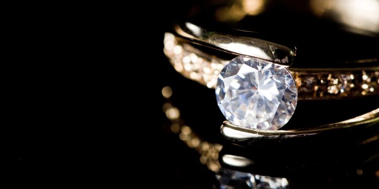 what hand do you wear your wedding ring on