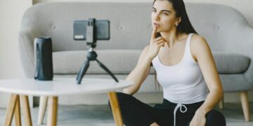 blogger promoting affiliate product