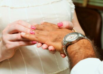 custom wedding bands design studio