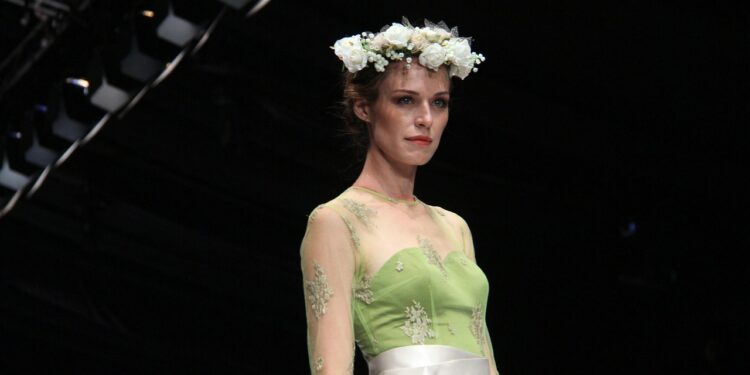 Fashion Trends 2026: Statement Necklaces and Layering Techniques