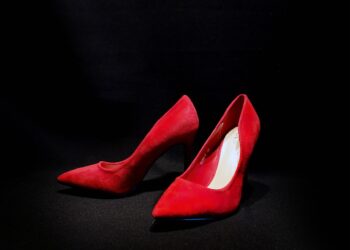 gold stiletto pump shoe