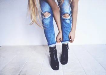 How to Style Flare Jeans for a Retro-Chic Look