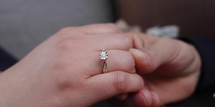A Comprehensive Guide to Men's Engagement Rings in 2026