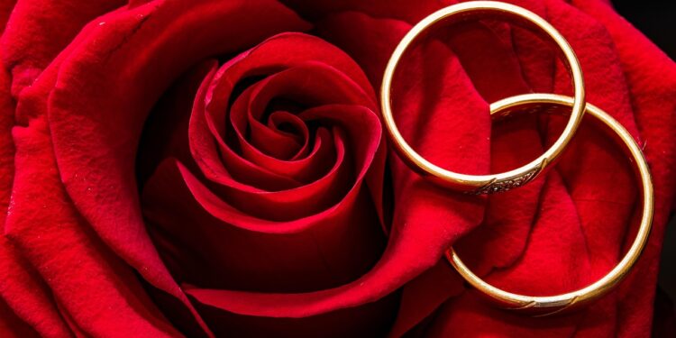 Platinum vs. Gold Wedding Bands: Which Metal is Right for You?