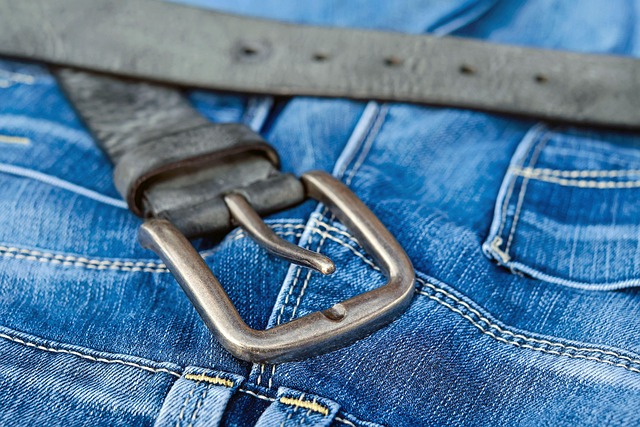 Image of a poorly made belt dupe with a distorted logo and frayed edges