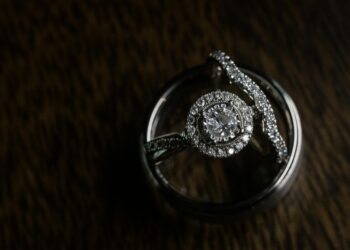 round brilliant engagement ring
