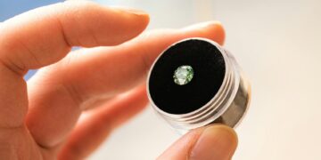 round vs princess cut diamond comparison