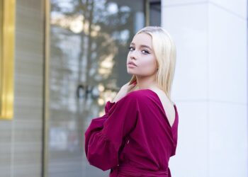 Sabrina Carpenter stylish outfit