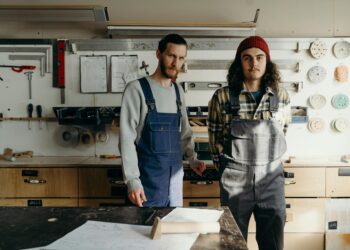 stylish carpenter pants outfit