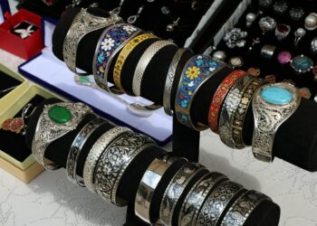 vintage jewelry display