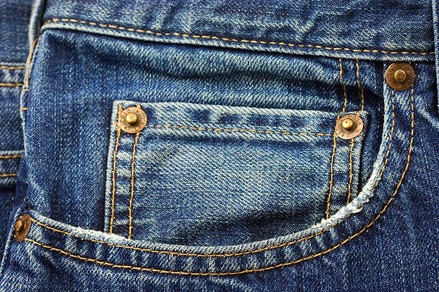 What design elements define Levi's 501 jeans?