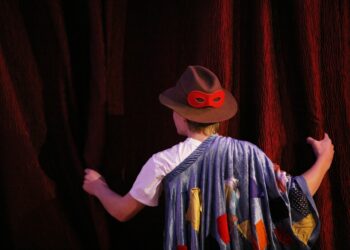 woman with curtain bangs