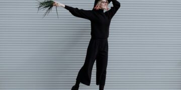 woman wearing black dress