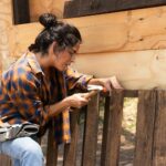 woman wearing carpenter pants summer outfit
