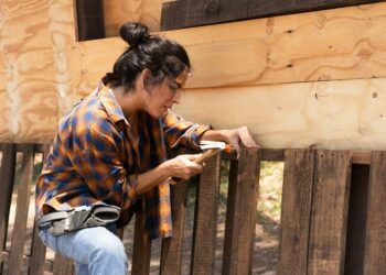 woman wearing carpenter pants summer outfit