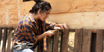 woman wearing carpenter pants summer outfit