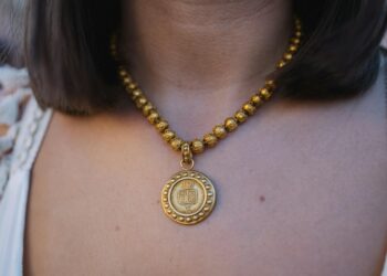women gold necklace styles