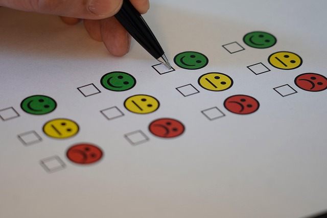 Checklist graphic for evaluating LASIK providers, highlighting factors like cost, technology, surgeon experience, and included services.