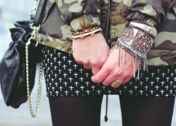 chic leather skirt outfit