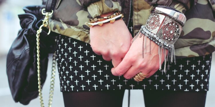 chic leather skirt outfit