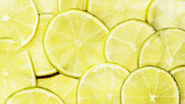 Diagram showing vitamin C's benefits: antioxidant protection, collagen synthesis, and skin brightening