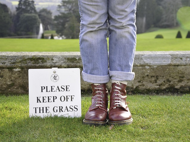 Fashion illustration demonstrating the 'Rule of Thirds' for styling barrel jeans with different top and shoe combinations