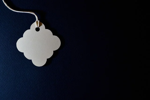 A blank price tag on a dark background