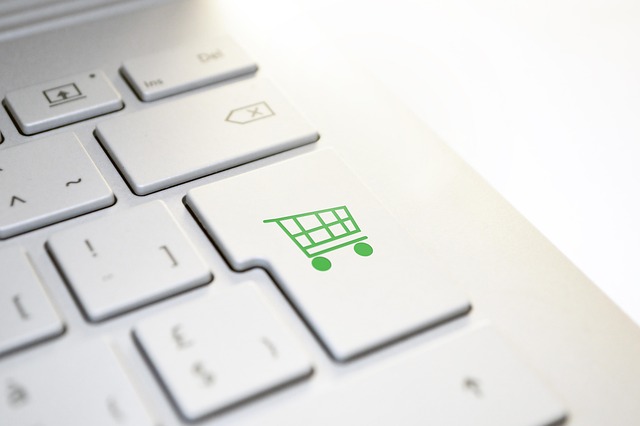 Illustration showing a laptop with ecommerce icons and a credit card (best business credit cards for ecommerce)