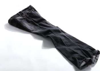 modern low rise jeans outfit