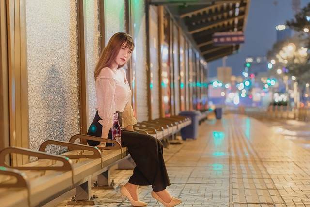 Woman in stylish outfit carrying a pink leather tote bag