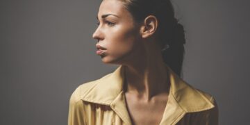 woman wearing bold accessory trends 2026