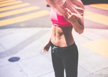woman wearing minimizer bra